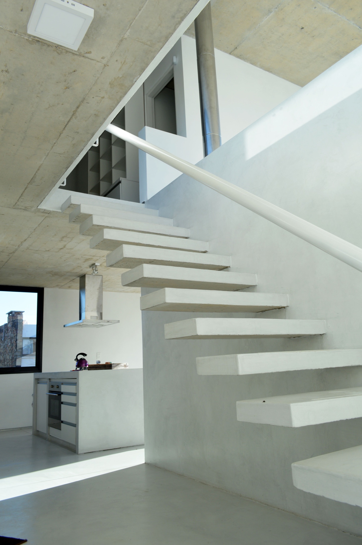 Escalera de hormigón de Casa I sobre la cocina