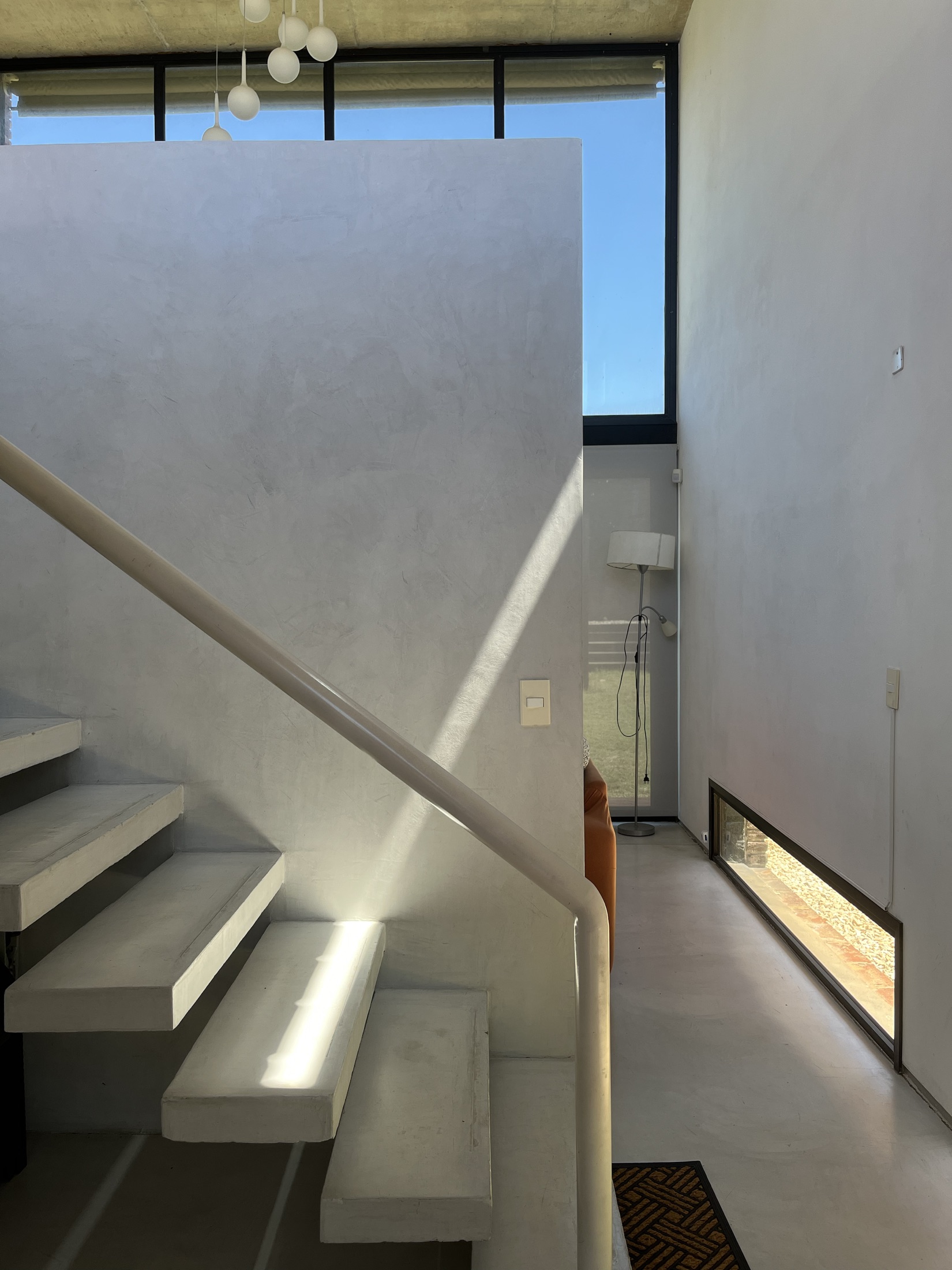 Haz de luz natural sobre la escalera de Casa I