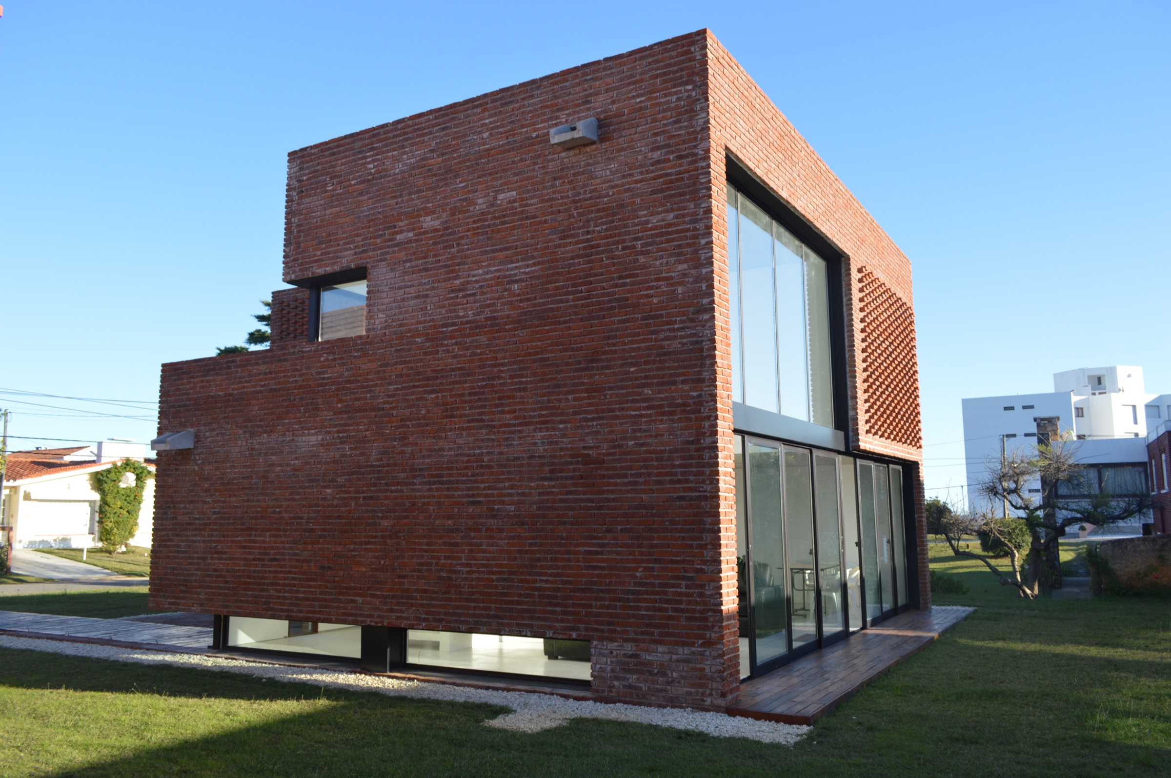 Casa I vista desde el jardín lateral