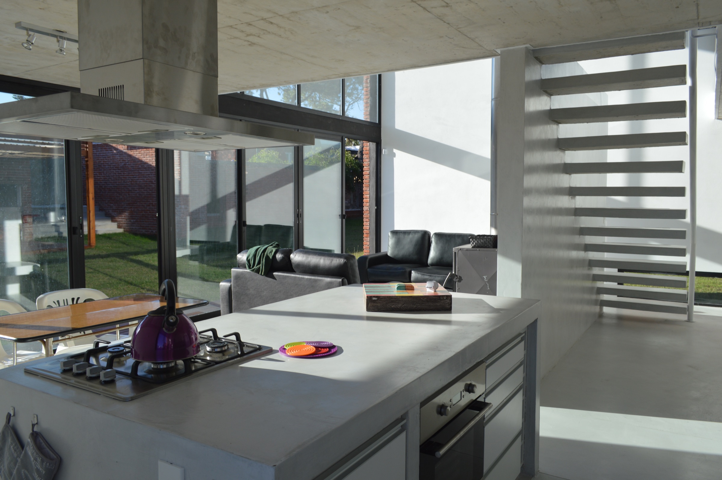 Cocina, estar y escalera de Casa I