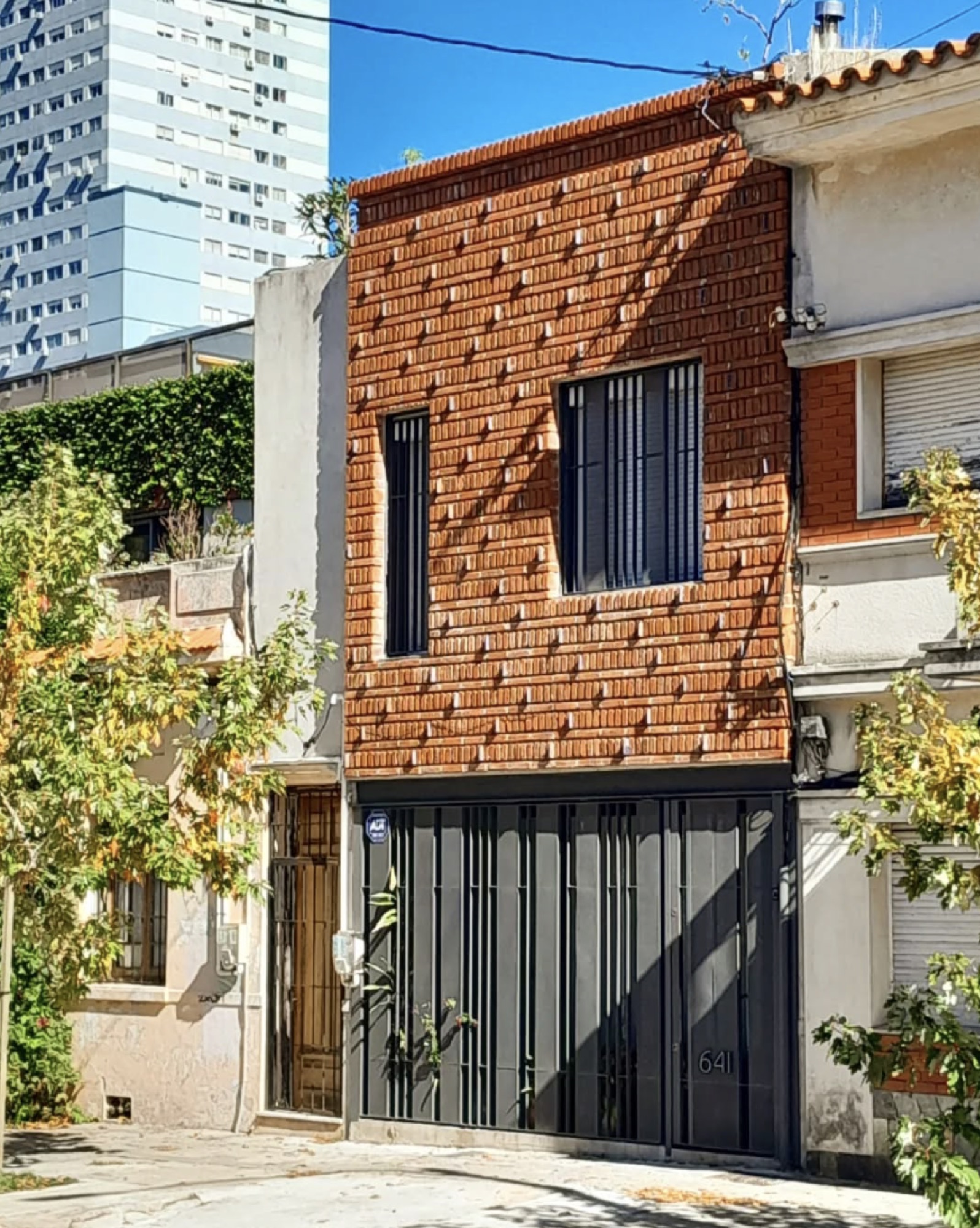Fachada de ladrillo de Casa Maga