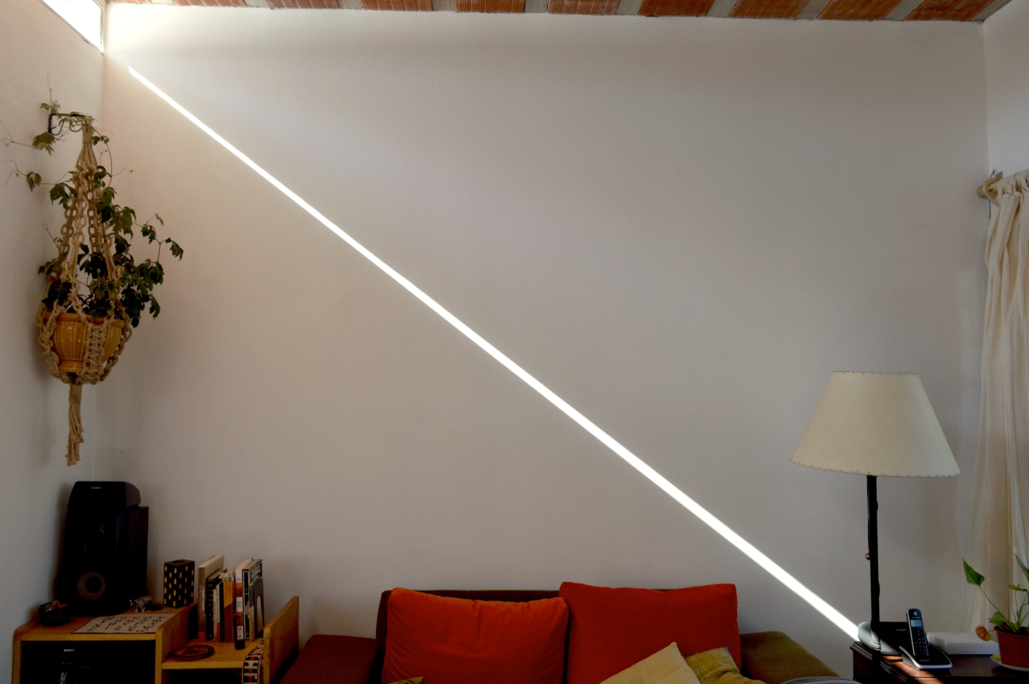 Sombra y luz sobre el estar de Casa Malvi