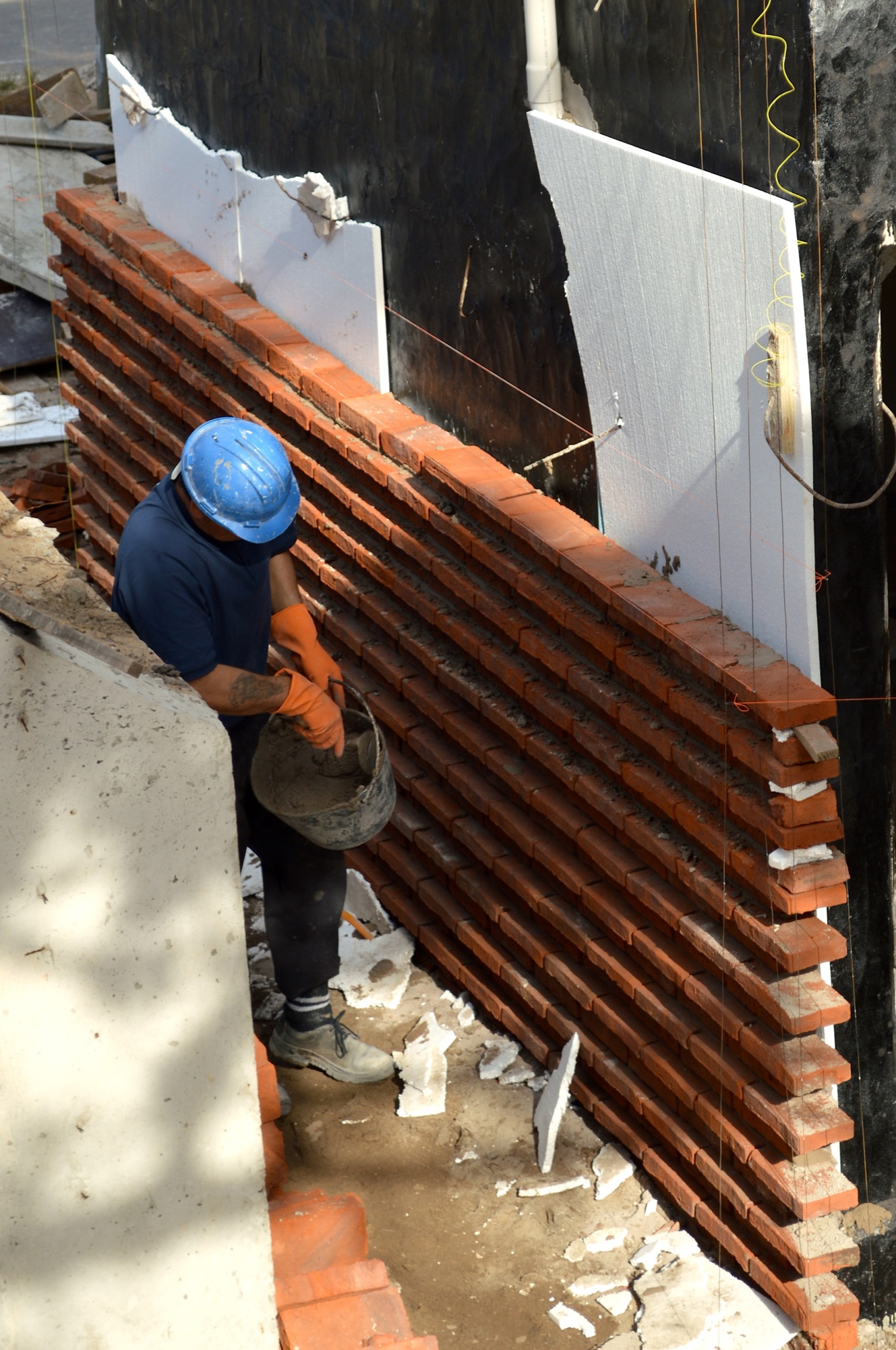 Muro de ladrillo durante el proceso de construcción
