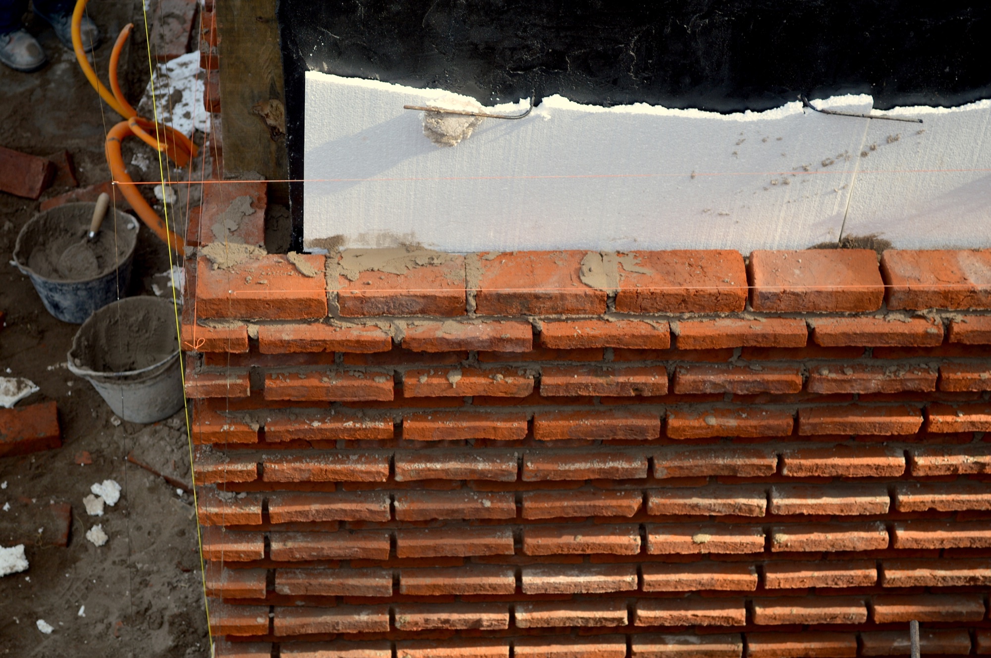 Detalle horizontal de la construcción de un muro de ladrillo