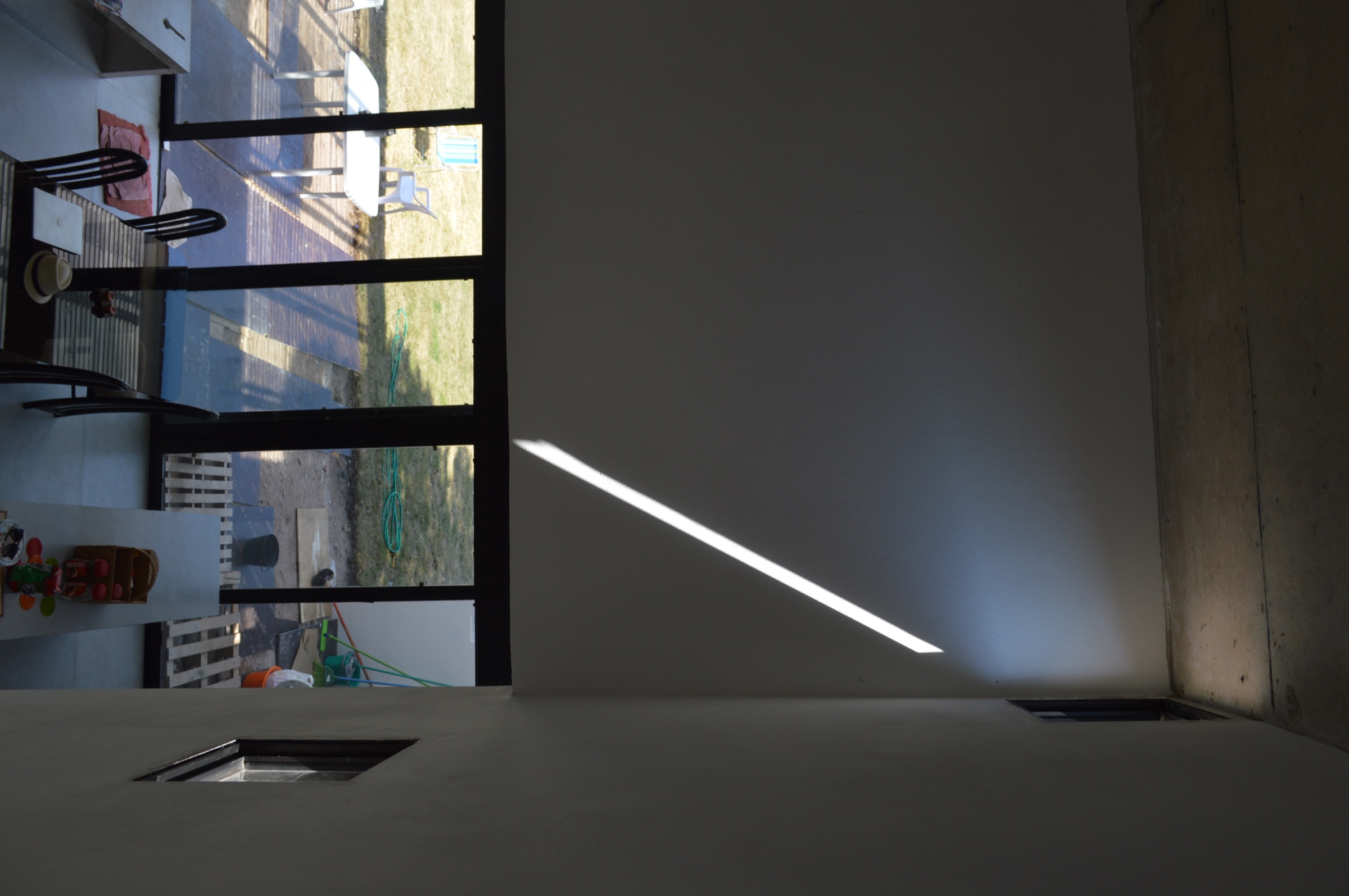 Haz de luz en el interior de doble altura de Casa A