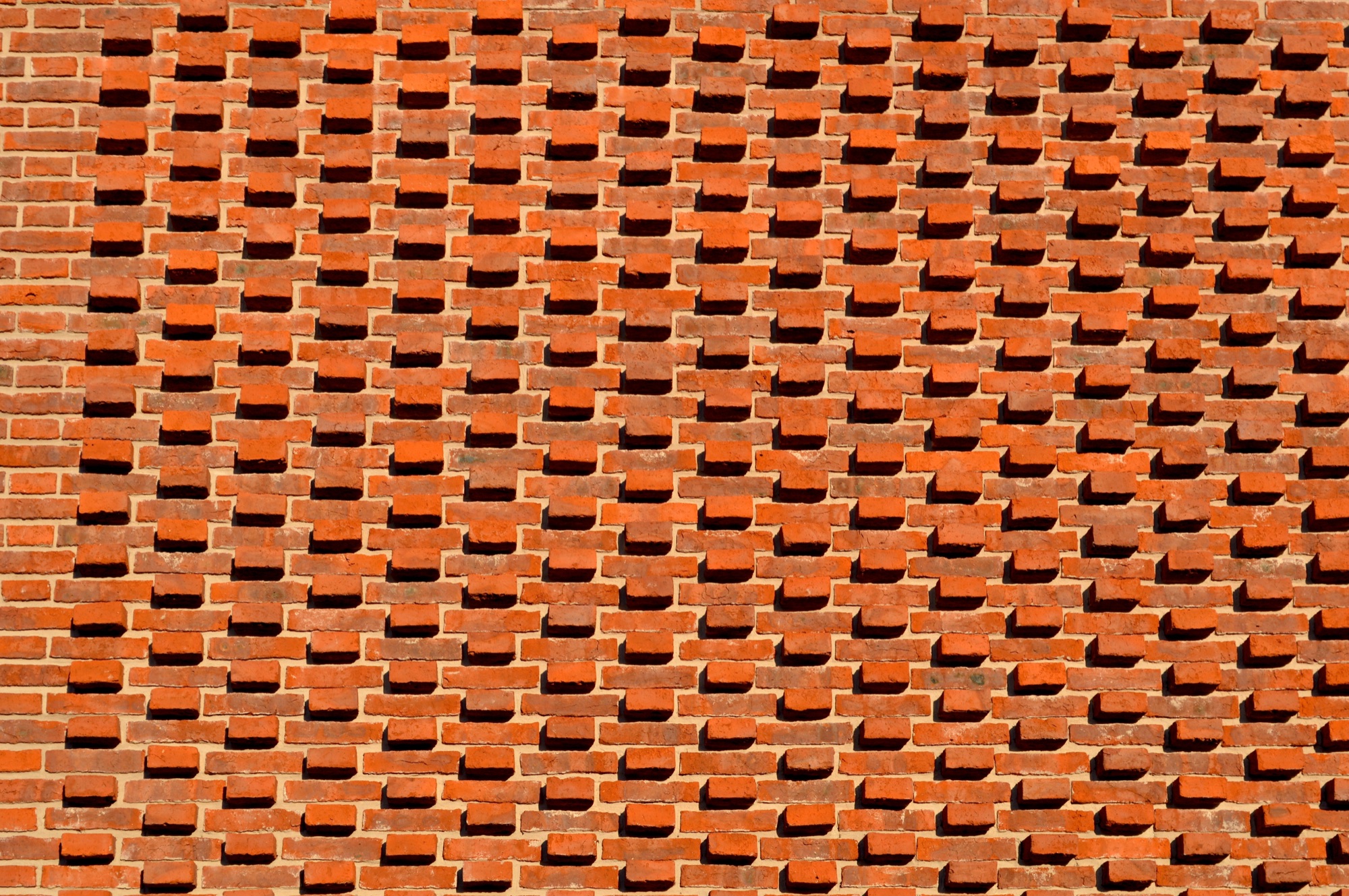 Trama horizontal de ladrillos salientes en Casa I