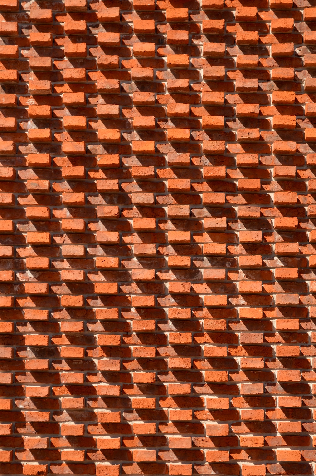Repetición vertical de ladrillos salientes en Casa I